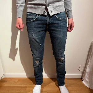 Dondup George jeans - Snygga dondup George jeans! Jeansen har snygga slitningar som är väldigt populärt just nu! Dom är i mycket bra skick och har inga defekter! Storlek 31 i midja! Hör av er vid intresse!//FR