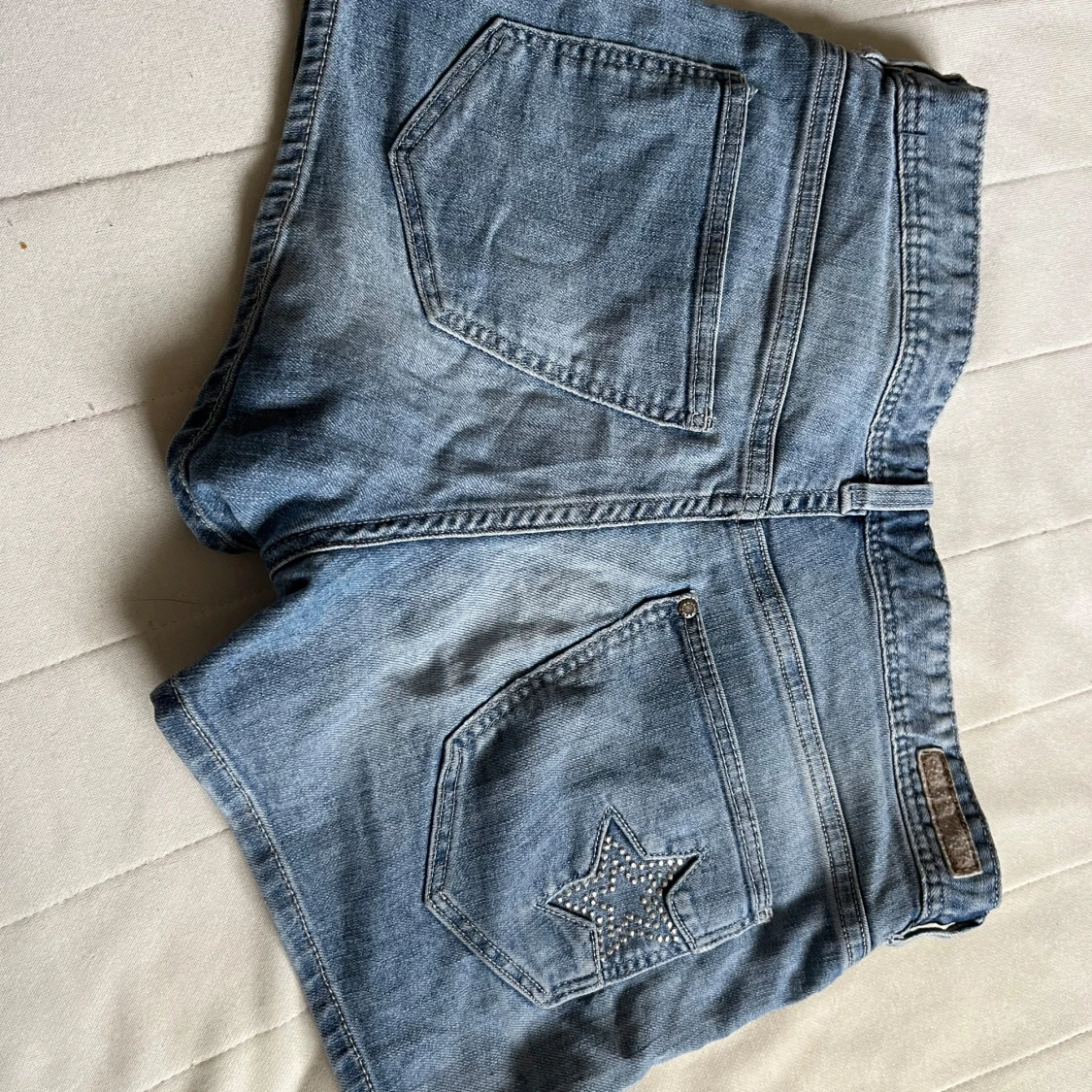 Jeansshorts med stjärndetaljer - 1