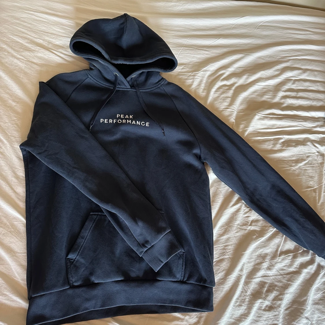 Mörkblå hoodie från Peak Performance