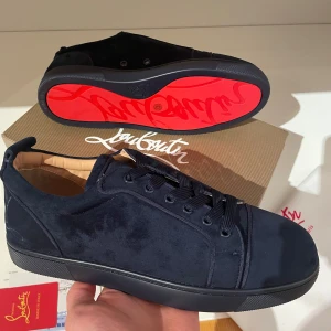 Mörkblåa Christian Louboutin - Säljer ett par mörkblå riktigt fina Christian Louboutin med ikonisk röd sula. Perfekta för dig som vill sticka ut med exklusiva detaljer och klassisk design.