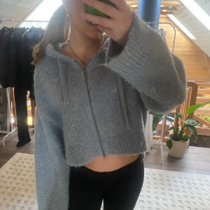 Blå stickad kofta från Zara -  blå stickad kofta från Zara i Storlek xs💕