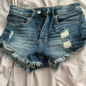 Jeanshorts - Snygga jeansshorts från H&M🥰 De är lowwaist och aldrig använda sedan jag köpte den från förra ägaren! De är lowwaist och i storlek 34! Pris kan sänkas vid snabb affär