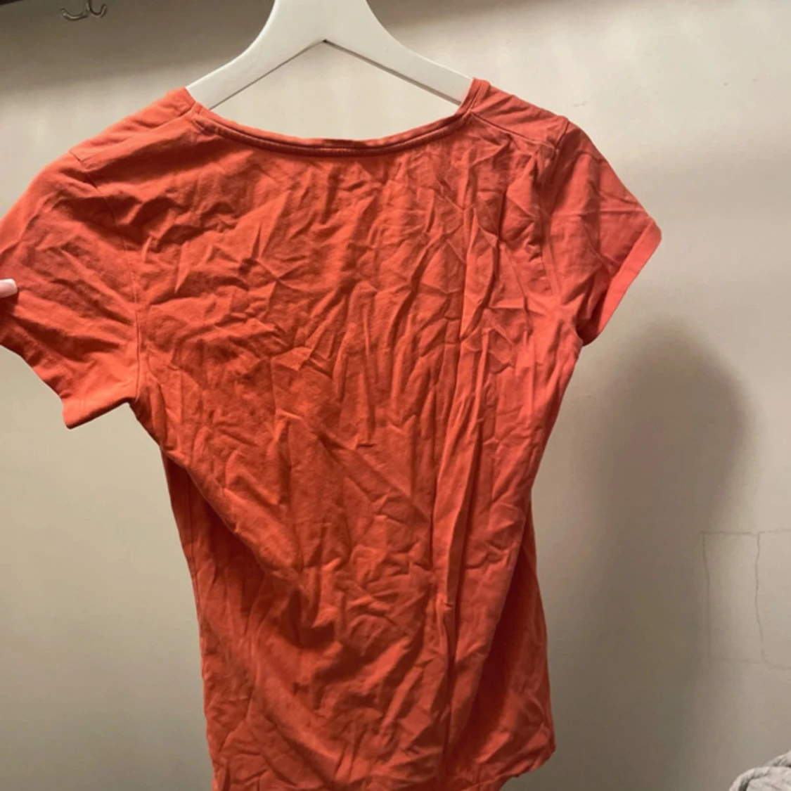 Korallröd t-shirt med v-ringning - 1