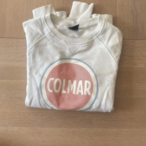Vit Colmar tröja - Säljer denna schyssta Colmar tröjan då den inte passar mig längre. Tröjan är i storlek S. Skick 7/10 då den är rätt så använd 