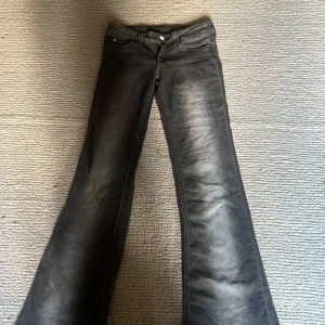 Svarta bootcut jeans från Cheap Monday - Säljer ett par svarta bootcut jeans från Cheap Monday. Storlek w27 l32, mycket bra skick förutom att de nedklippta så är som l30 i längden ❣️