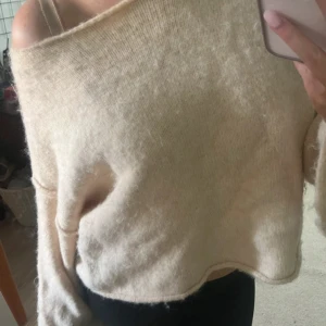 Beige offshoulder stickad tröja Zara - Köpt på Vinted, inga defekter💓