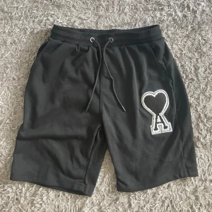 Svarta Ami Paris shorts  - Helt nya ami Paris i storlek S. Går sänka priset vid snabb affär