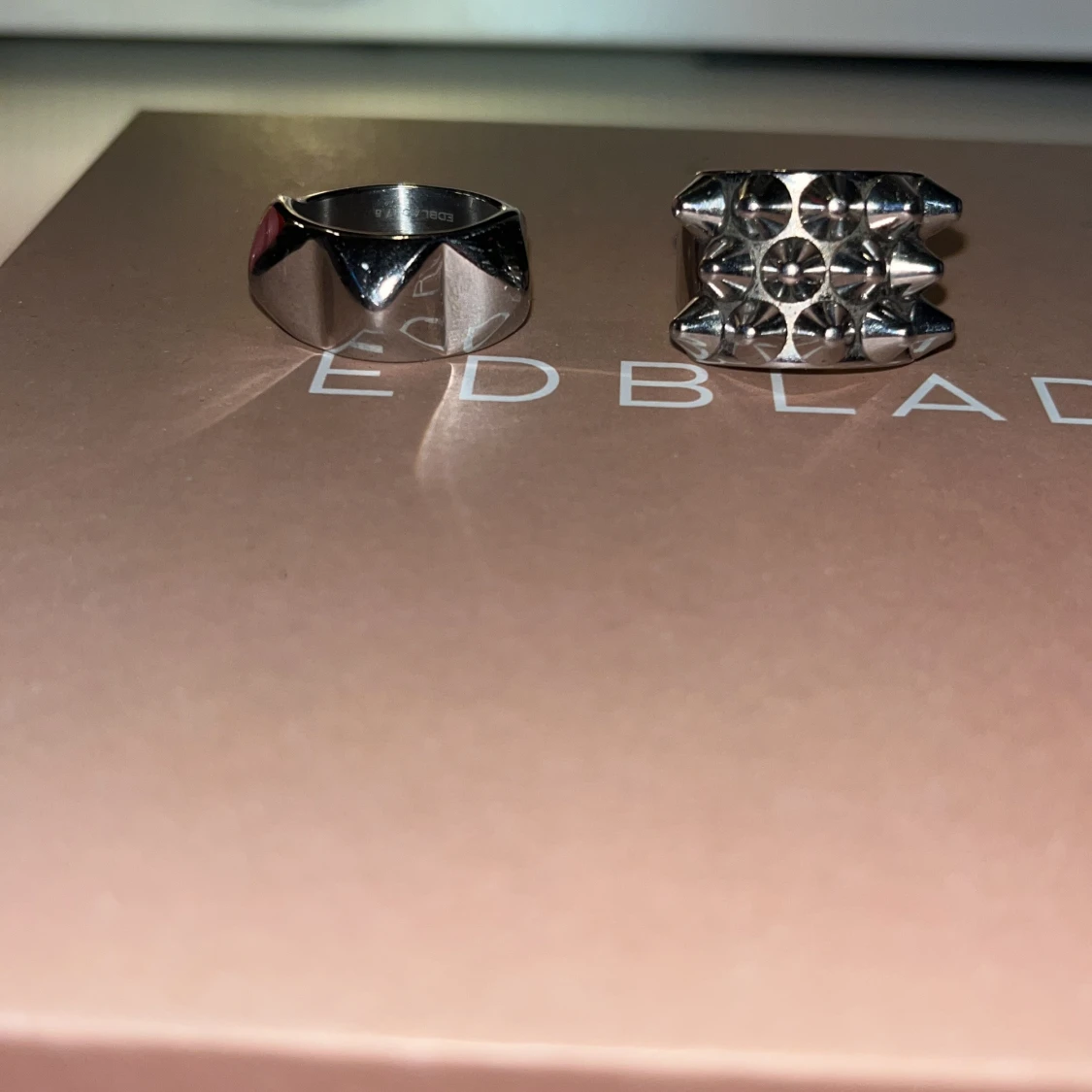 Två silvriga Edblad ringar med nitar - 4