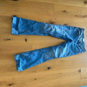 Jeans från lager 157 - Jag säljer ett par fina bootcut jeans ifrån Lager 157. Använt några gånger men vill nu sälja dom. Inga slitningar. Kontakta mig om du vill vill ha mer information😊