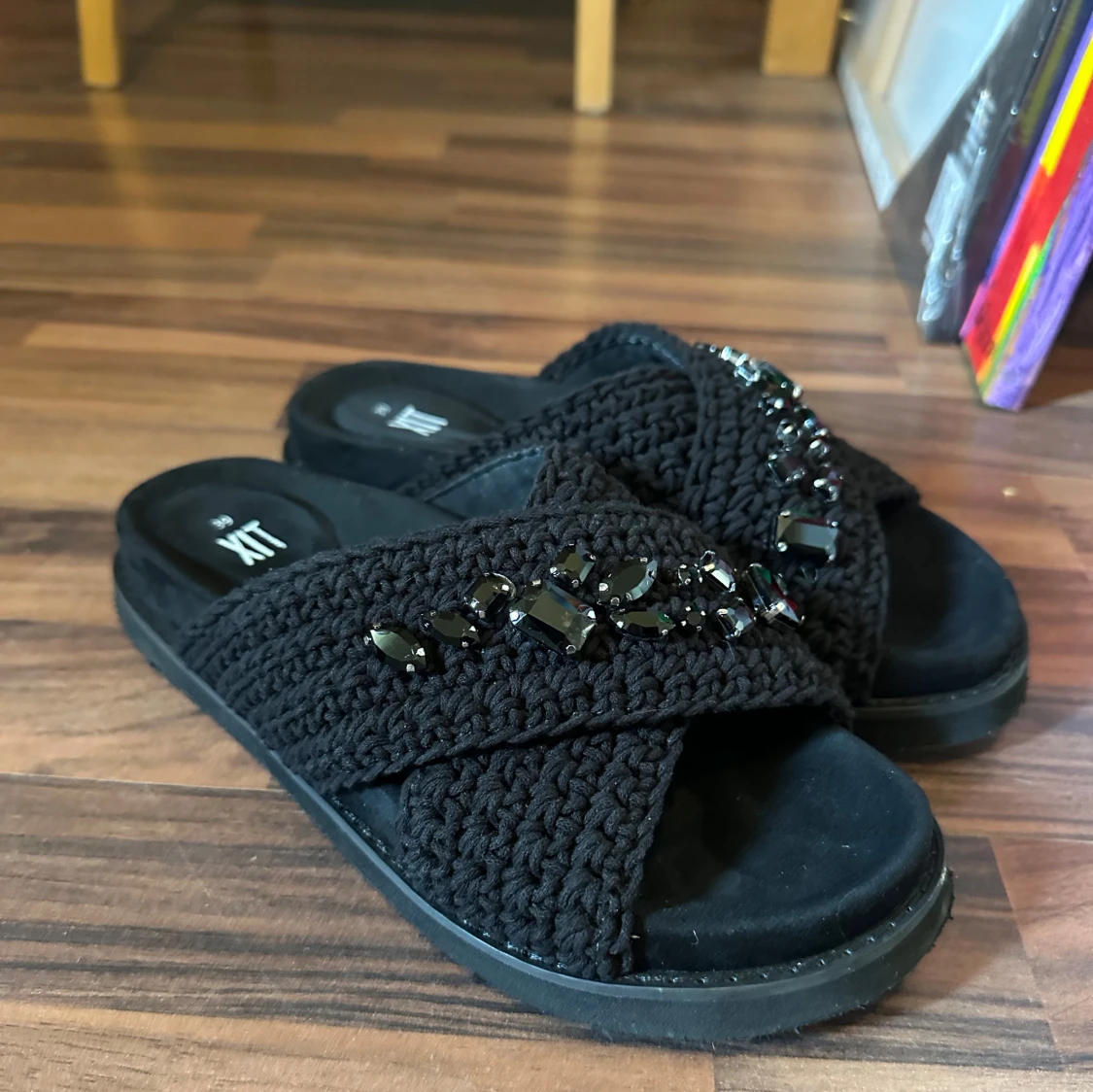 Svarta sandaler med pärldetaljer från XIT - 1