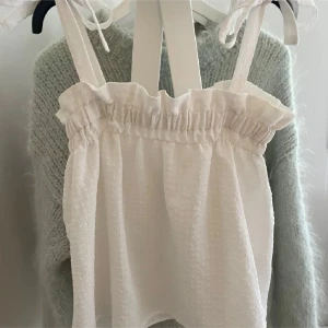 Vit H&M topp - Vit topp/finare linne ifrån H&M i storlek xxs, skulle även säga att den passar en xs och s🥰😇