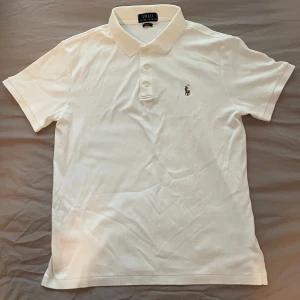 Ralph Lauren pike - Klassisk fin vit pikétröja från Ralph Lauren perfekt till en clean och stilren look. Använd två gånger som ny pris i butik 1999:-, pris kan diskuteras vid snabb affär.