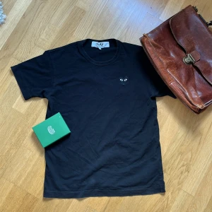 Cdg T-shirt - Säljer nu en asfet svart Comme des Garcons T-shirt till dunder pris💫Nypris: 1099 Mitt pris: 499💯Var inte rädd för att ställa fler frågor👍