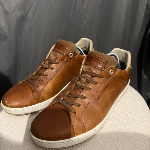 Bruna sneakers från Björn Borg - Snygga bruna sneakers från Björn Borg i skinn med klassisk design. 