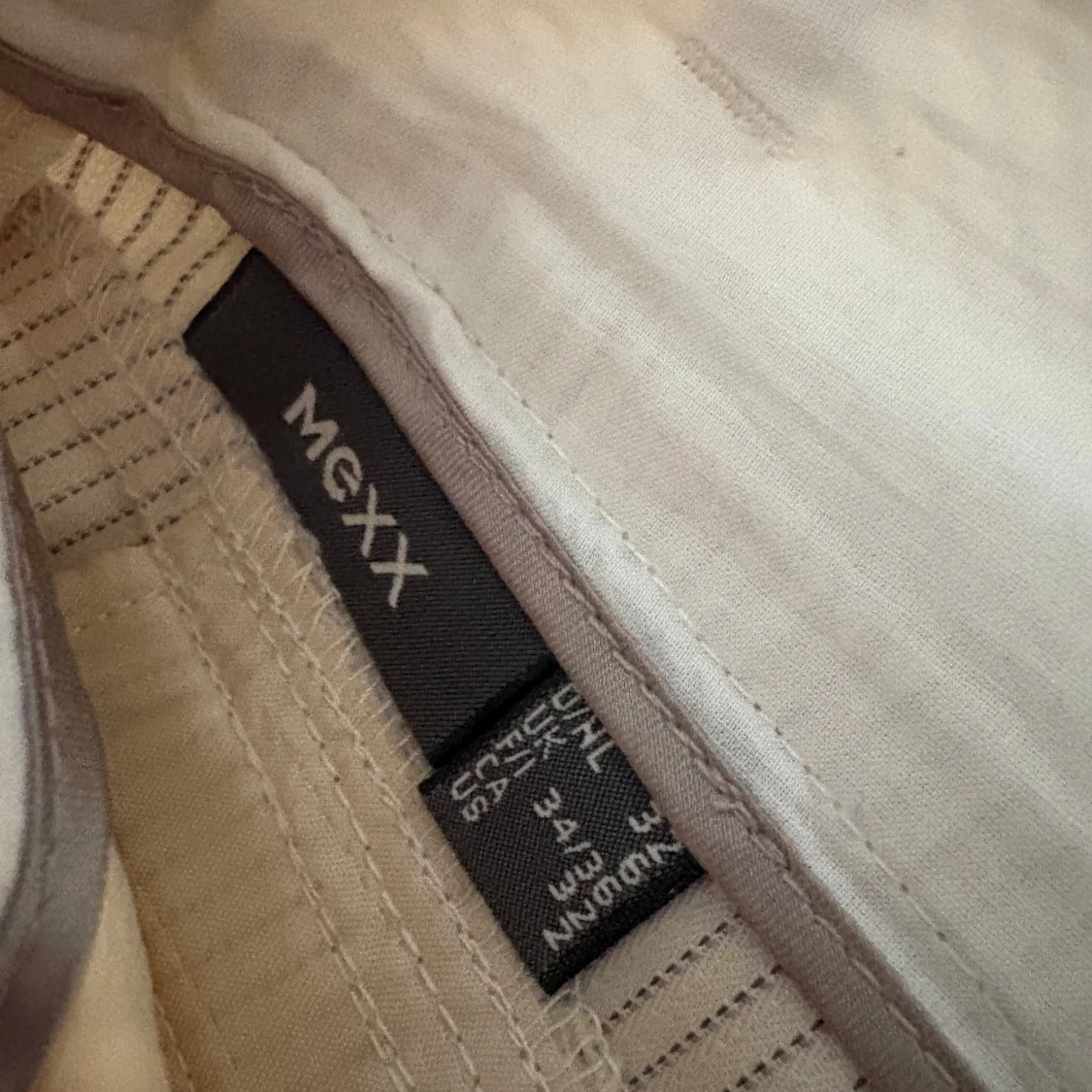 Beige randiga kostymbyxor från Mexx - 1