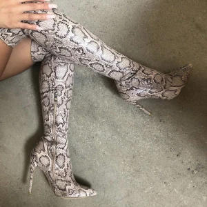 Sökes! Knähöga boots med ormmönster och klack - Söker efter en storlek 38-39-40 beroende på passform! Skriv om du är intresserad av att sälja, letar helst efter bäst skick som möjligt och runt 200kr är jag villig att betala ish beroende på skick!