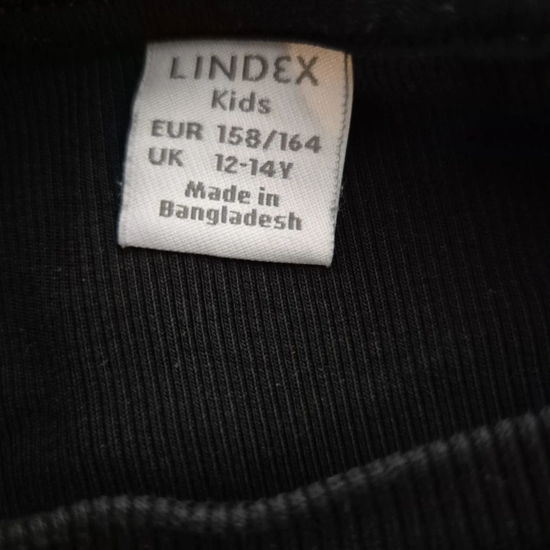 Svart långärmad topp med broderad ros - 2