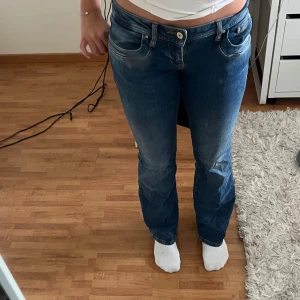 Blå LTB bootcut jeans  - Säljer ett par blå LTB jeans, bootcut och lågmidja. Mycket bra skick, knappt använda. Storlek: 27 i midja, 32 i längd.