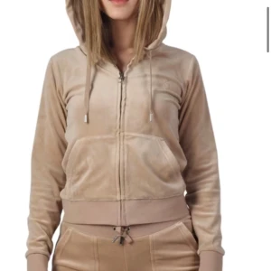 Beige mjukisbyxor i velour - Säljer min Juicy Couture dress i färgen Warm Taupe i storlek S i båda delarna!!! Skicket är som nytt och knappast använd