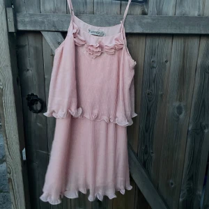 Ljusrosa klänning från Jaune Rouge - Super söt ljusrosa klänning från Jaune Rouge med tunna axelband och volangdetaljer upptill som tyvärr inte passar mig 😭Klänningen har ett skirt, lätt tyg och en flowy passform som ger en romantisk vibe. Perfekt för sommarens alla tillfällen! Tror den kan pass M men det får man själv avgöra 