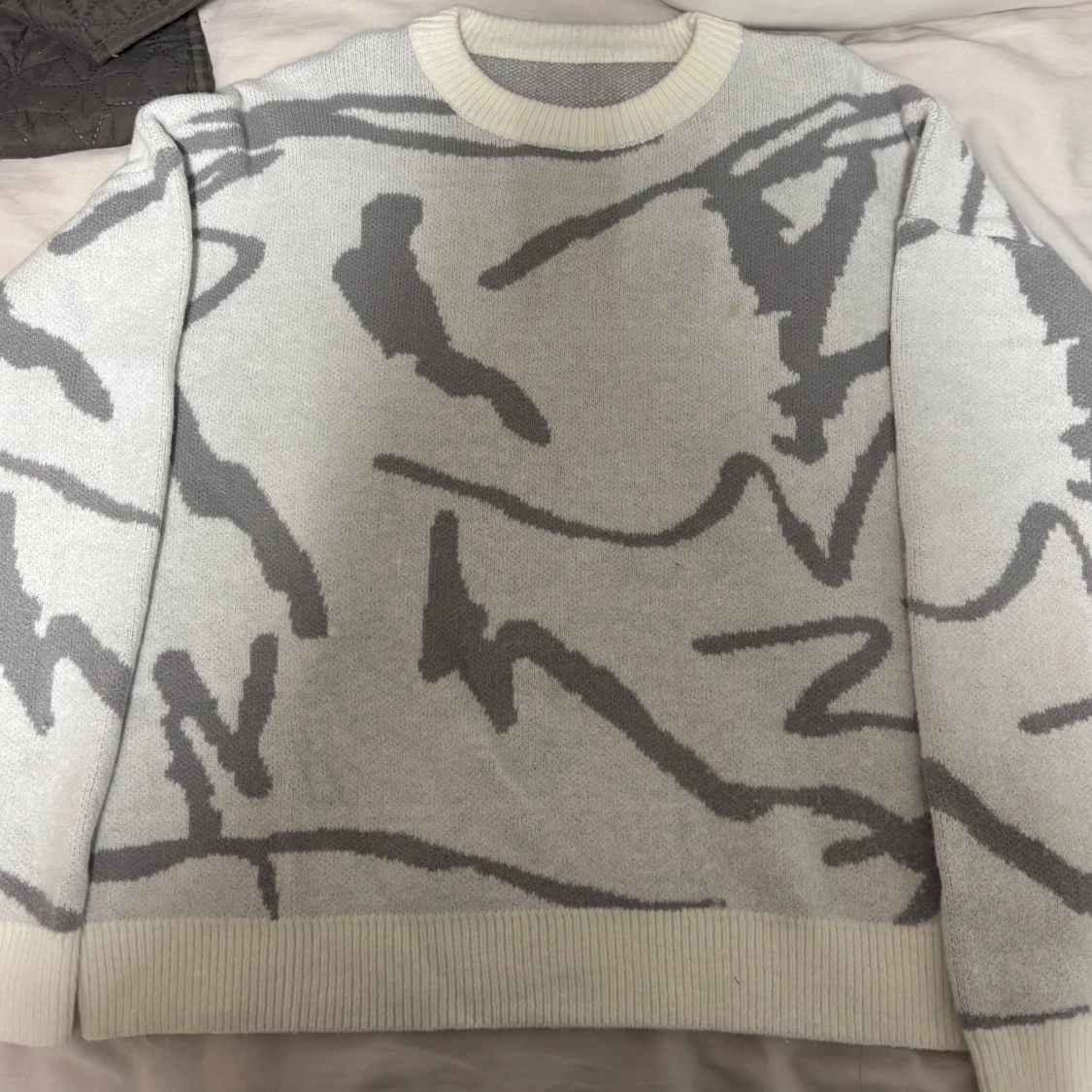 Gråvit stickad tröja - 1