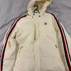 Moncler jacka  - Säljer denna feta Moncler jacka då den är för liten på mig. Fraktar runt hela Sverige!