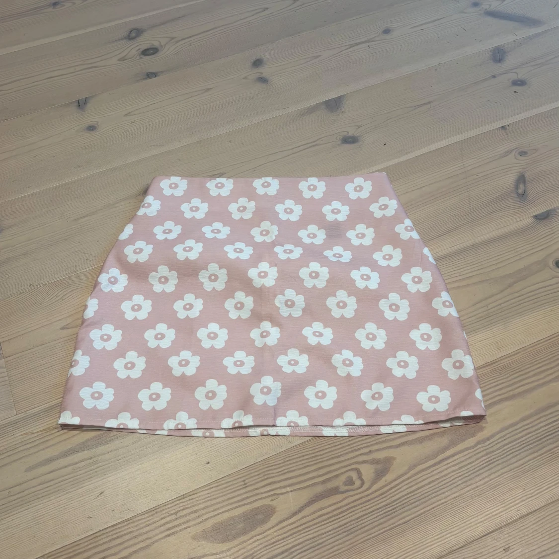 Rosa blommig kortkjol