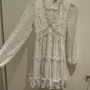 Vit blommig kortklänning Vero Moda XS - Säljs då jag växt ur den. Den är i storlek XS. Sparsamt använd, ca 2-3 gånger. Köpt för 399kr, säljs för 179kr. Köparen står för frakten! 