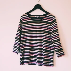 Randig tröja Joy of Love XL - Säljer en randig tröja från Joy of Love i storlek XL. Tröjan har svarta, vita, rosa och lila ränder och trekvartsärm. Den är gjord i mjuk bomull och har en avslappnad passform med rund hals. Perfekt för dig som gillar färg och mönster!  Helt & fint skick dock tvättludd