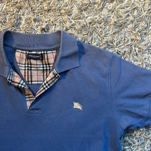 Burberry piké - Stilig, nypris 3500, storlek L (passar m), 