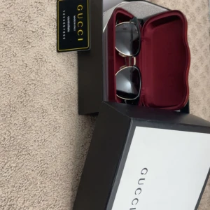 Gucci Glasögon - Köpte dessa utomlands och har tröttnat på dom. Säljer för ganska billigt pris eftersom jag har tappat bort kvittot, men dom är självklart äkta. Pris kan diskuteras 