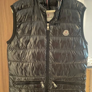 Svart dunväst från Moncler - Snygg svart dunväst från Moncler. Scan finns me och den passar även L