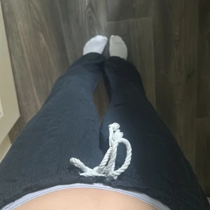 Roxy linnebyxor - Svarta linnebyxor från Roxy, väl använda och är slitna längst ner på ena benet (se bild) annars i bra skick, strl L men jag som har M kan ha dom, sitter lösare på mig 💕