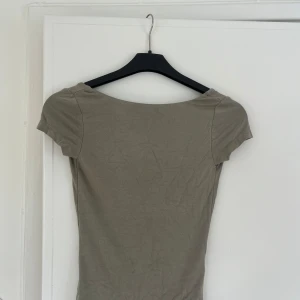 Grön topp med djup rygg Gina Tricot - Tight grön topp med djup rygg, i bra skick! 