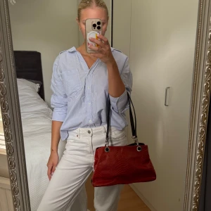 Röd handväska - Superfin röd/mörk orange handväska. Perfekt för skolan och nu till hösten! Bra skick skriv för fler bilder!💓