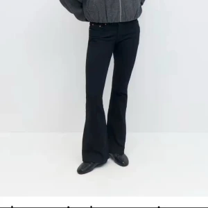 Svarta jeans - Svarta bootcut/ flare jeans från Gina tricot i storlek 36. Ena byxbenet är 4 cm kortare (3:e bilden) än andra, men det är inget jag stört mig på.