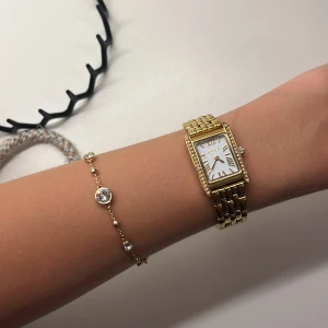 Snygg stilren guld klocka - En fin guldklocka köpt från gekås för 400 kr. Säljer pga att den inte kommer till användning. Den är så gott som ny. Den är rostfritt stål så den rostar inte!🥰pris kan diskuteras!