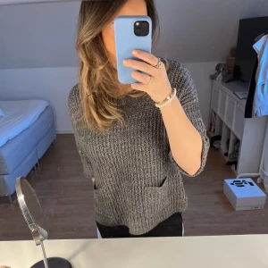 Stickad tröja med trekvarts ärmar - Stickad tröja ifrån Gina Tricot i bra skick! Tröjan är i storlek S/36