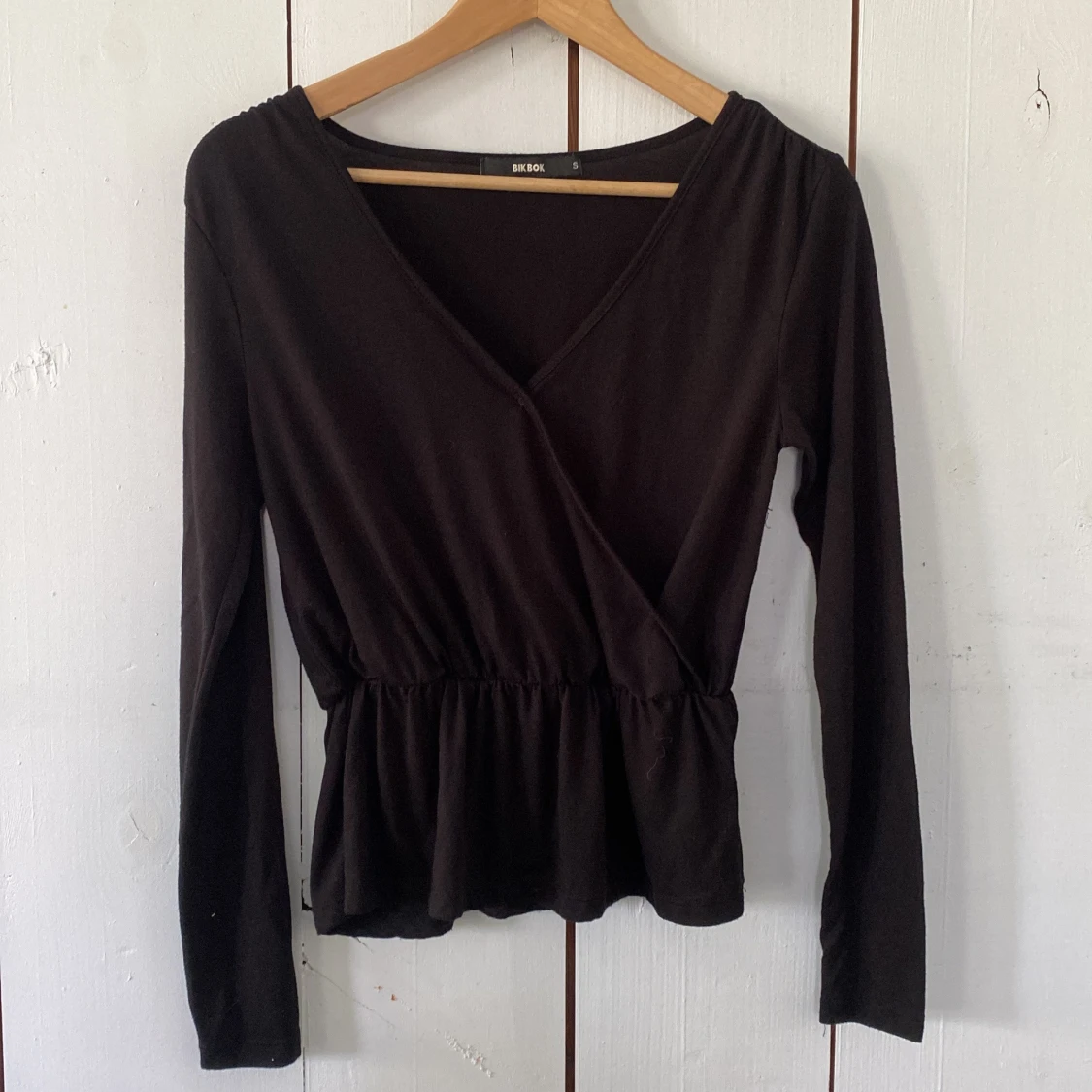 Svart omlottopp från Bik Bok