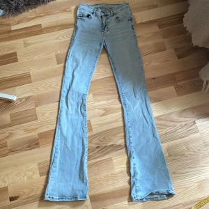 Flare Ljusblå jeans  - Jätte fina flare jeans från Bikbok i toppenskick!! Är 168 som referens o passar bra i längden. Strechig!💓💓OBS!! Märker nu att den har hål mellan benen. 