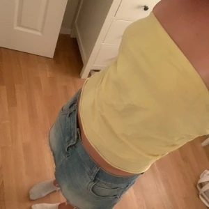 Gul tubtopp  - Söt gul tungopipa med dubbeltyg vid bysten (visas på sista bilden)💛liten i storleken då det är en L men även passar mig som har S