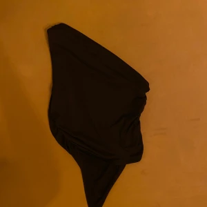 Svart bikiniunderdel med hög midja - Säljer en svart topp, enkel, stilren design.  Materialet är i mjukt, stretchigt och passar perfekt för alla tillfällen.