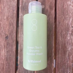 By Wishtrend Green Tea Powder Wash - Green Tea & Enzyme Powder Wash från By Wishtrend är ett ansiktspuder som aktiveras med vatten. Kommer i en ljusgrön plastflaska på 110g. Innehåller grönt te och enzymer för en mild rengöring och fräsch känsla. Perfekt för dig som gillar koreansk hudvård.