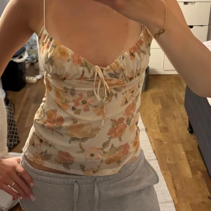 Söt topp - Jäte fin blommig topp i så skönt material, ny köpt och ej använd lappen kvar. 