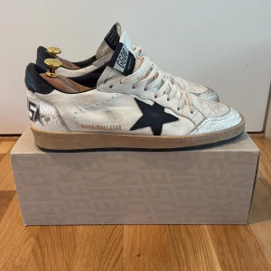 Golden goose Ball star  - Säljer mina golden goose Ball star. Sjukt snygga och enkla. Skorna är i fint skick utan några defekter. Vid frågor så hör av dig !