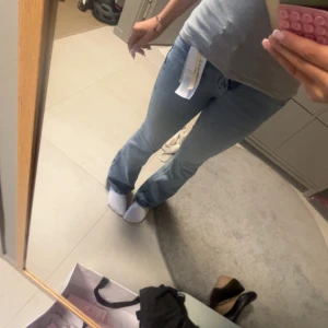 Ljusblå bootcut jeans med tag kvar  - Säljer ett par ljusblå jeans med bootcut, köpta från Gina tricot för 500kr. Pris kan diskuteras. Helt slutsålda på hemsidan. Lappen sitter kvar så de är helt oanvända.