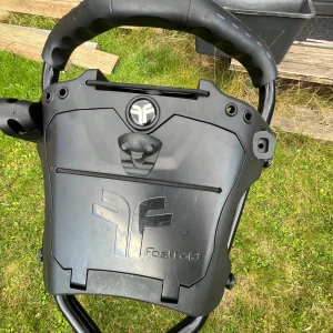 Svart Fastfold golfvagn med förvaring - Säljer en svart golfvagn från Fastfold med smart förvaringsfack och robust ram. Vagnen har tre hjul och handtag med greppvänlig yta. Perfekt för att rulla runt på golfbanan och ha allt du behöver nära till hands.Till junior bag.