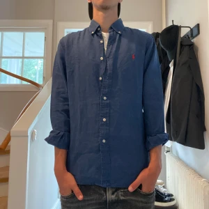 Ralph Lauren Linneskjorta  - Mörkblå linneskjorta från Ralph Lauren i mycket bra skick🙏| Storlek: S | Jag är 182cm och väger 65kg📏| Vid frågor eller diskussion om pris är det bara att skriva ✍🏼 | Frakt  inom 48h📦