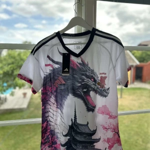 Custom Japansk landslag tröja - Custom Japansk landslagströja. Helt ny och har aldrig används. Storlek S men är lite stor i storleken. 