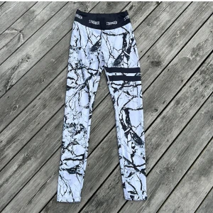 Stronger leggings med marmormönster - Fantastisk snygga leggings från Stronger med svartvitt marmormönster. Dessa byxor tillverkas inte längre. Super fina på och perfekta för träning eller chill. Tillverkade i stretchigt material. Storlek S NYPRIS 799kr💪🏼